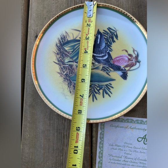 decorative Plate. The artisan collection "Provincial Flowers of Canada with bird - Picture 3 of 5